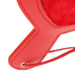 Packa z czerwonej ekoskóry. Ozdobiona sercem z pluszu. Mocne doznania.