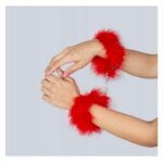 Czerwone kajdanki do zabaw w sypialni.