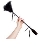 Szpicruta z piórkami gadżet do zabaw BDSM.